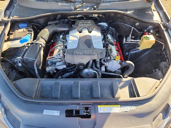 2014 AUDI Q7 S Line Prestige — Engine bay