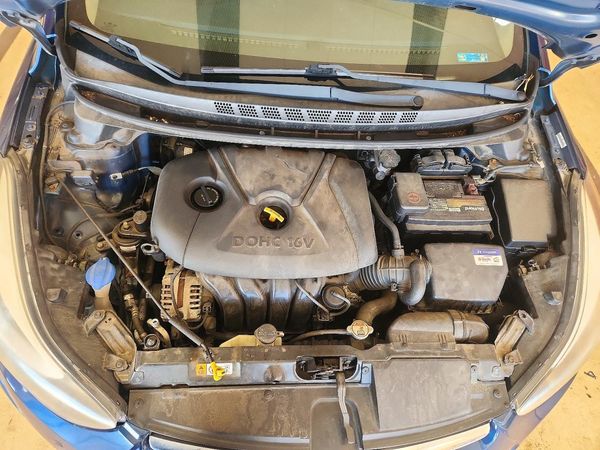 2014 HYUNDAI ELANTRA GLS (Middle) — Engine bay