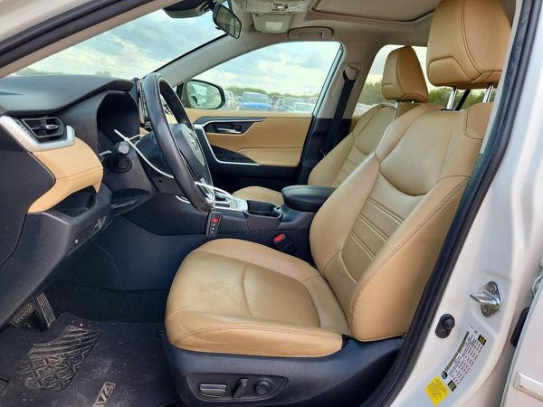 2020 TOYOTA RAV4 XLE Premium — DENT