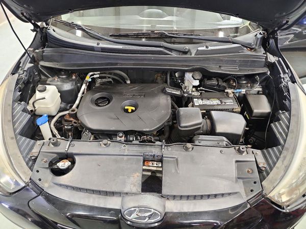 2015 HYUNDAI TUCSON GL (Middle-Low) — Engine bay