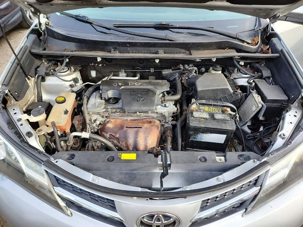 2013 TOYOTA RAV4 Sports — Engine bay