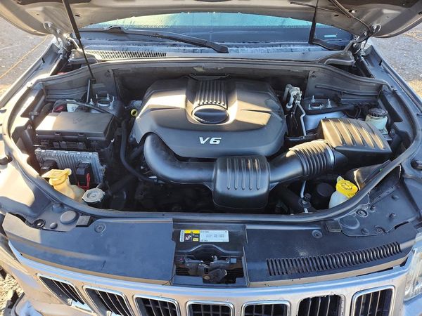 2014 JEEP GRAND CHER Limited — Engine bay