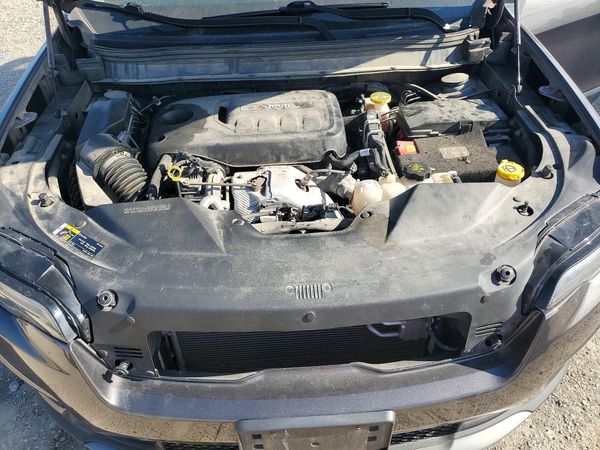 2019 JEEP CHEROKEE Limited — Engine bay