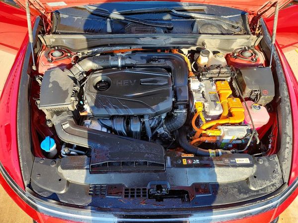 2025 HYUNDAI SONATA SEL — Engine bay