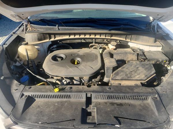 2016 HYUNDAI TUCSON SE — Engine bay