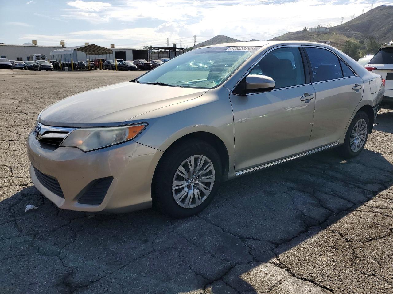2014 TOYOTA CAMRY — Front 3/4