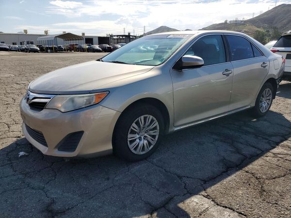 2014 TOYOTA CAMRY — Front 3/4