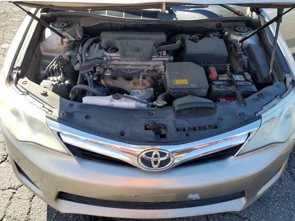 2014 TOYOTA CAMRY — Engine bay