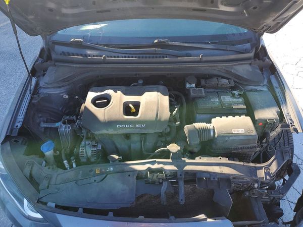 2018 HYUNDAI ELANTRA SE — Engine bay
