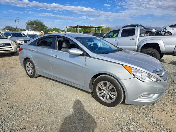2013 HYUNDAI SONATA GLS/ GLS Popular — Passenger 3/4