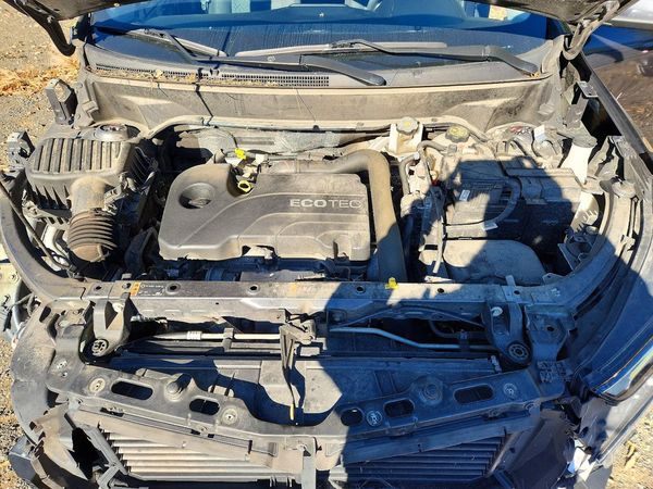 2022 CHEVROLET EQUINOX LT (1LT) — Engine bay