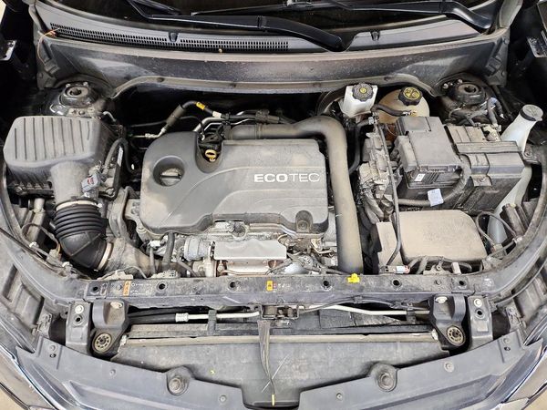2020 CHEVROLET EQUINOX LT (1LT) — Engine bay