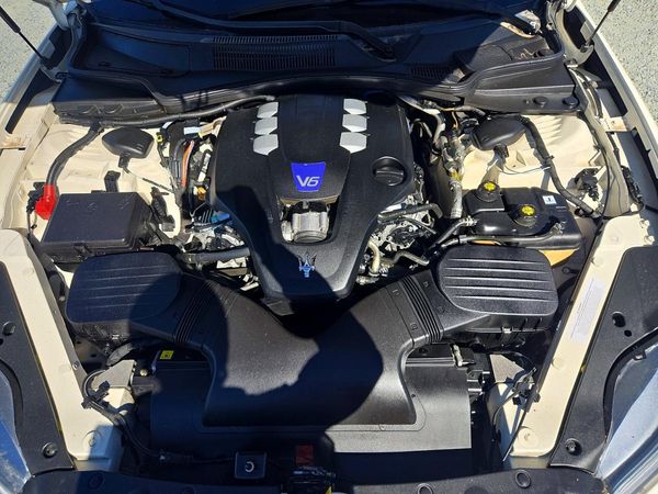 2018 MASERATI QUATTROPORTE Essence — Engine bay