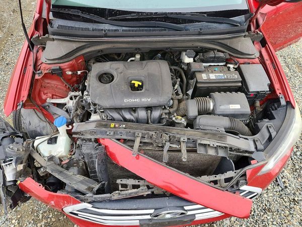 2018 HYUNDAI ELANTRA — Engine bay