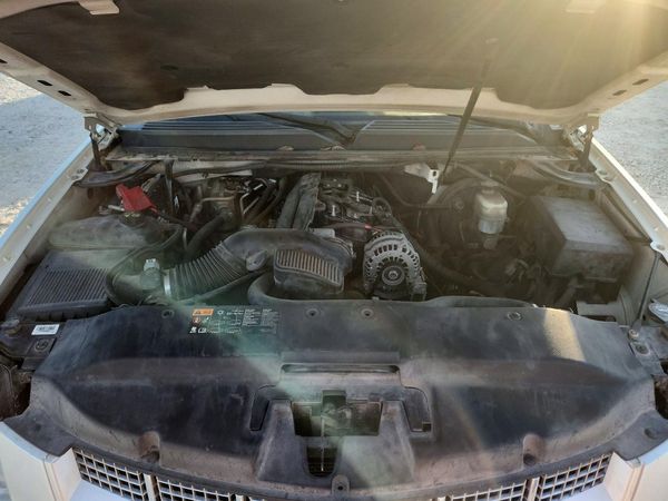 2012 CADILLAC ESCALADE ESV Premium — Engine bay