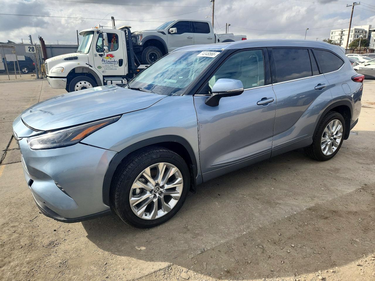 2020 TOYOTA HIGHLANDER Limited — Front 3/4