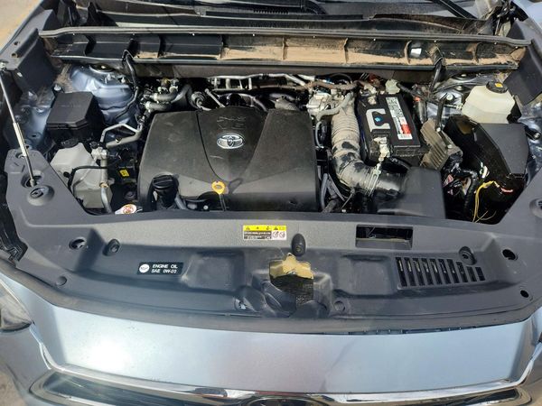 2020 TOYOTA HIGHLANDER Limited — Engine bay