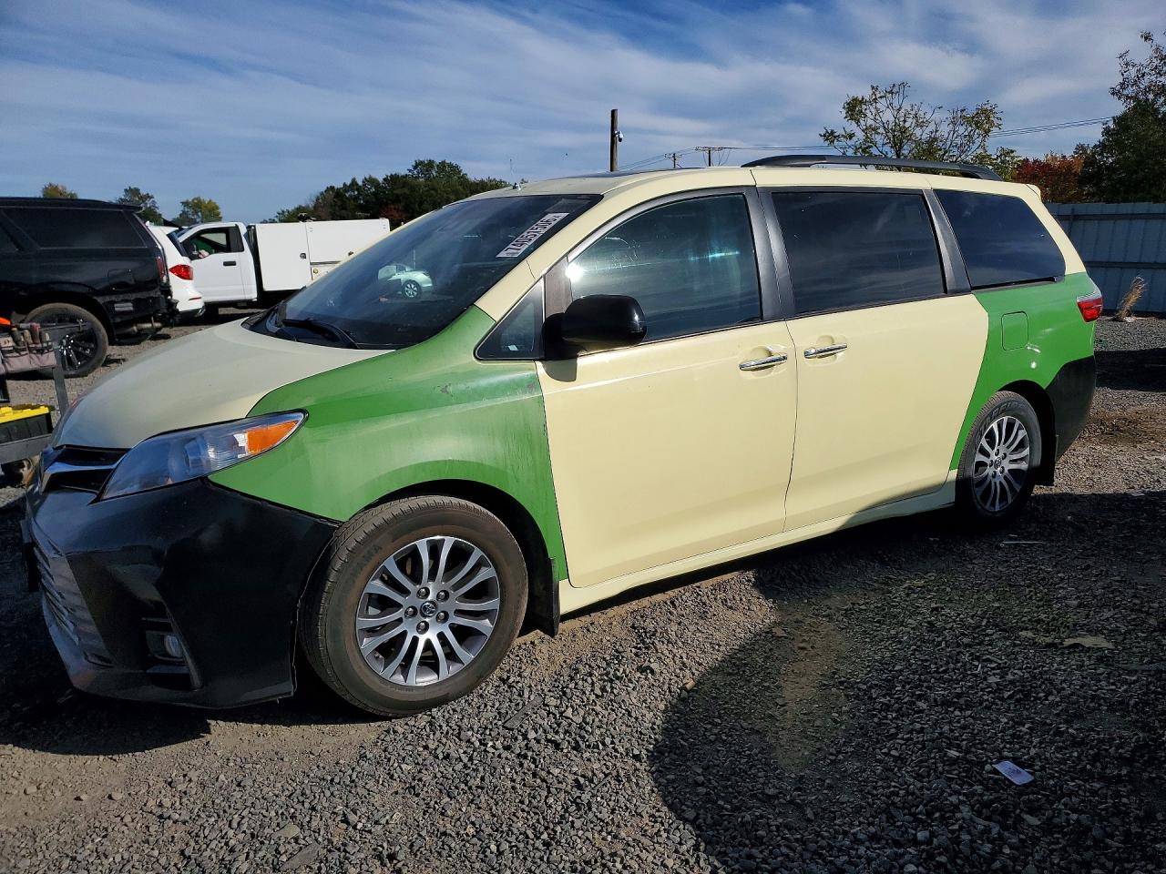 2020 TOYOTA SIENNA Q grade — Front 3/4