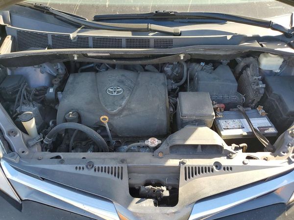 2020 TOYOTA SIENNA Q grade — Engine bay