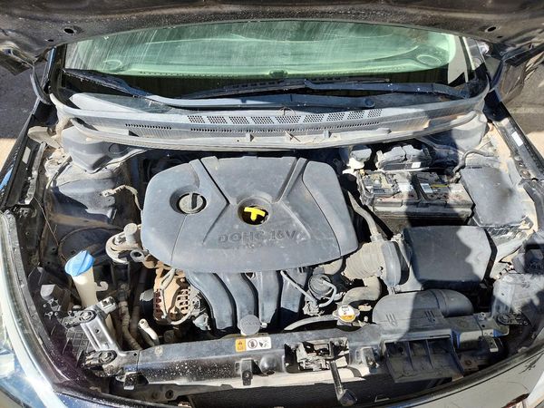 2014 KIA FORTE LX — Engine bay
