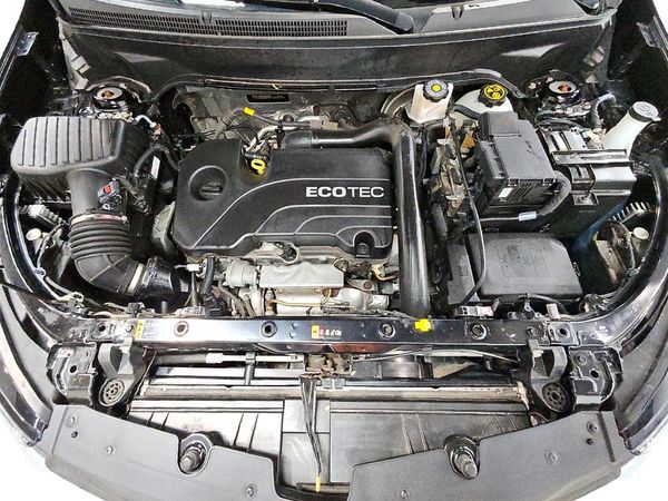 2022 CHEVROLET EQUINOX LT (1LT) — Engine bay