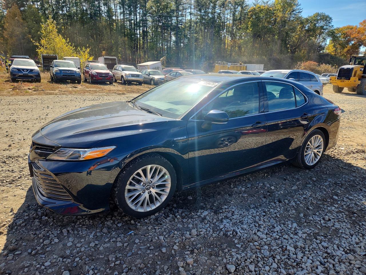 2019 TOYOTA CAMRY SOLA SE/XLE Hybrid — Front 3/4