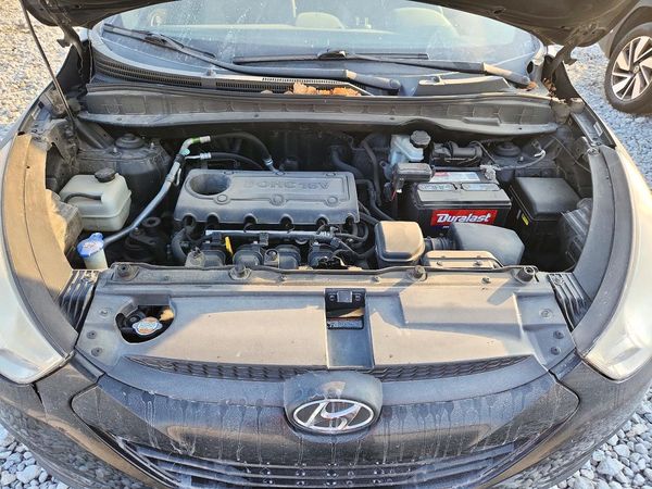 2012 HYUNDAI TUCSON GLS — Engine bay