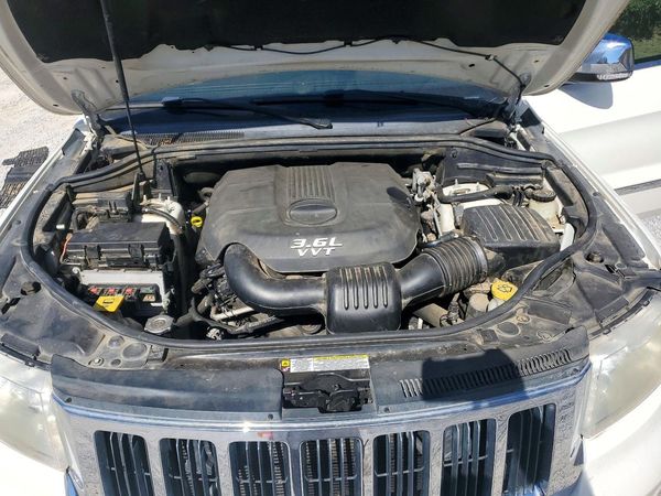 2012 JEEP GRAND CHER Limited — Engine bay