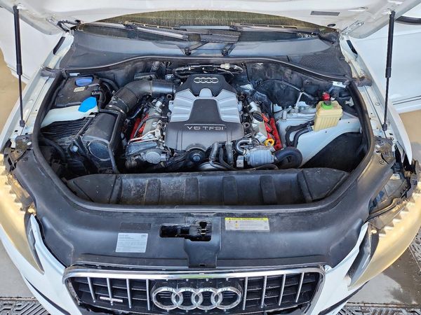 2014 AUDI Q7 Premium Plus — Engine bay