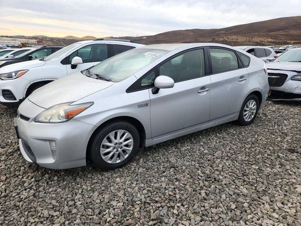 2014 TOYOTA PRIUS — Front 3/4