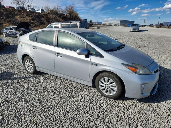 2014 TOYOTA PRIUS — Passenger 3/4