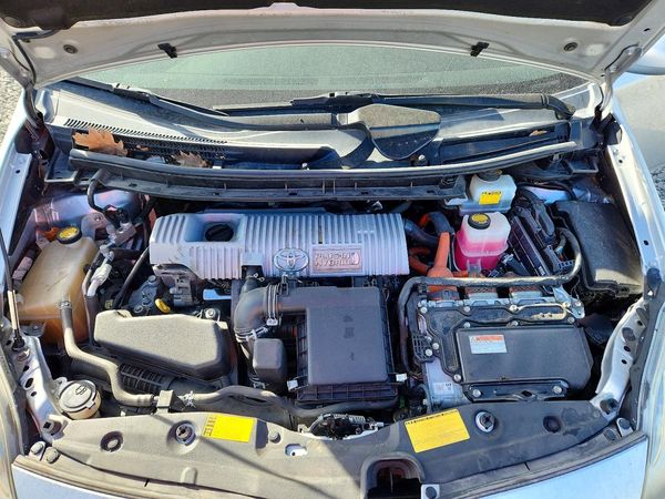 2014 TOYOTA PRIUS — Engine bay