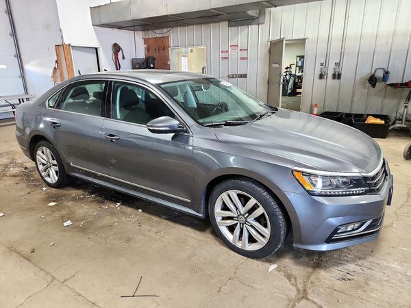 2017 VOLKSWAGEN PASSAT SE — Passenger 3/4