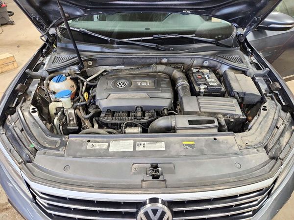 2017 VOLKSWAGEN PASSAT SE — Engine bay
