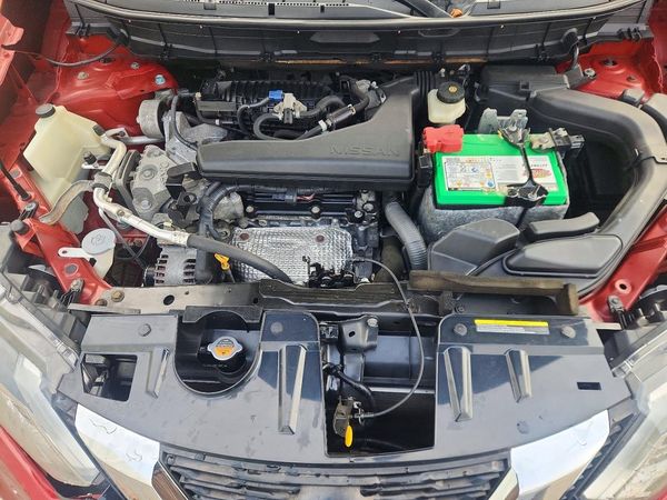 2018 NISSAN ROGUE — Engine bay