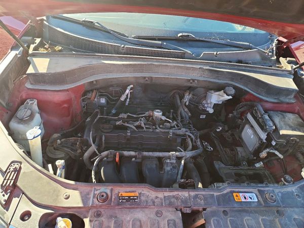 2015 KIA SORENTO GL — Engine bay