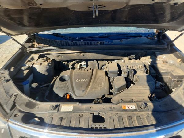2013 KIA SORENTO Base / LX — Engine bay
