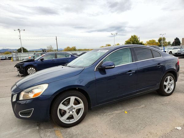 2013 VOLVO S60 — Front 3/4