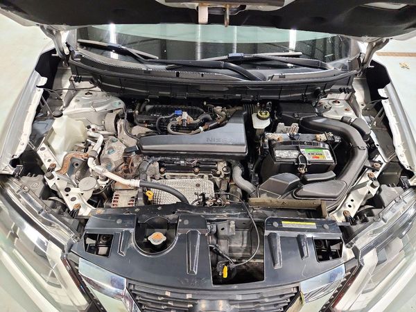 2018 NISSAN ROGUE — Engine bay