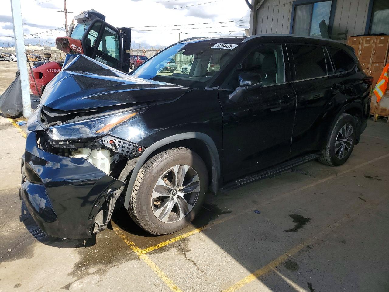 2022 TOYOTA HIGHLANDER XLE — Front 3/4