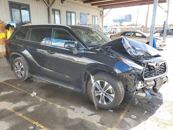2022 TOYOTA HIGHLANDER XLE — Passenger 3/4