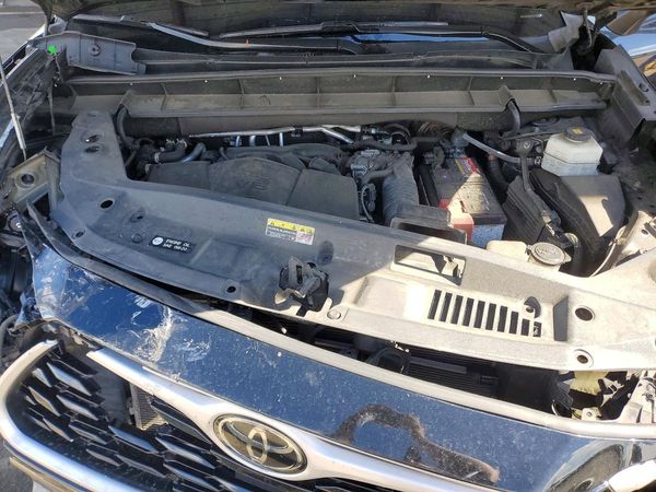 2022 TOYOTA HIGHLANDER XLE — Engine bay