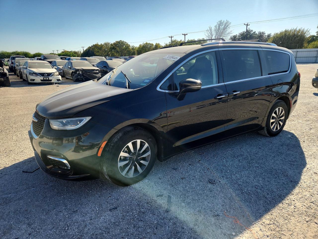 2021 CHRYSLER PACIFICA Touring L — Front 3/4