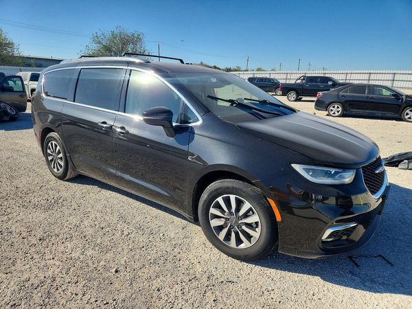 2021 CHRYSLER PACIFICA Touring L — Passenger 3/4