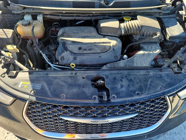 2021 CHRYSLER PACIFICA Touring L — Engine bay