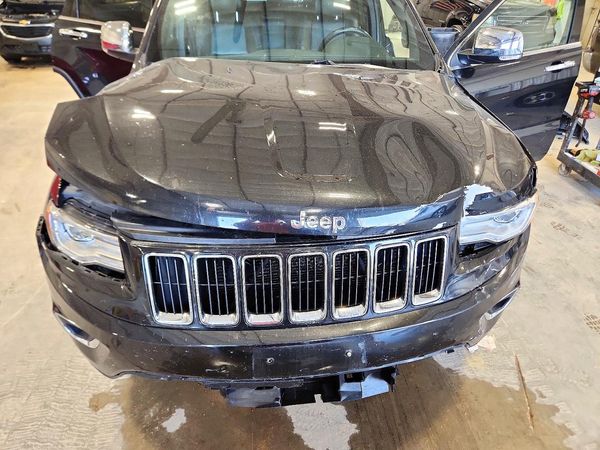 2016 JEEP GRAND CHEROKEE Limited — Engine bay
