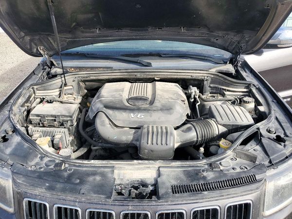 2015 JEEP GRAND CHEROKEE Limited — Engine bay