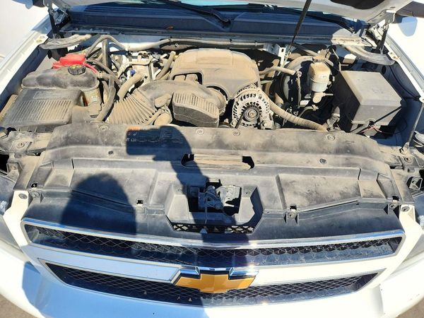 2012 CHEVROLET TAHOE LT — Engine bay