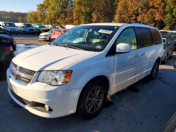 2017 DODGE GRAND CARAVAN SXT — Front 3/4