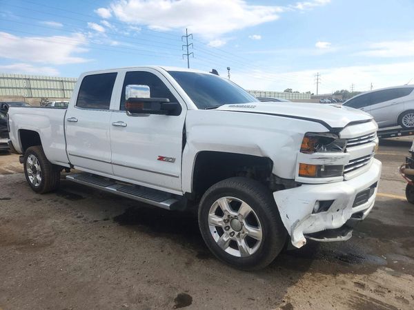 2018 CHEVROLET SILVERADO LTZ — Passenger 3/4